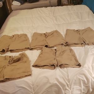 Girl's size 00 Gap 5" seam cuffed khaki shorts with 5 pockets.